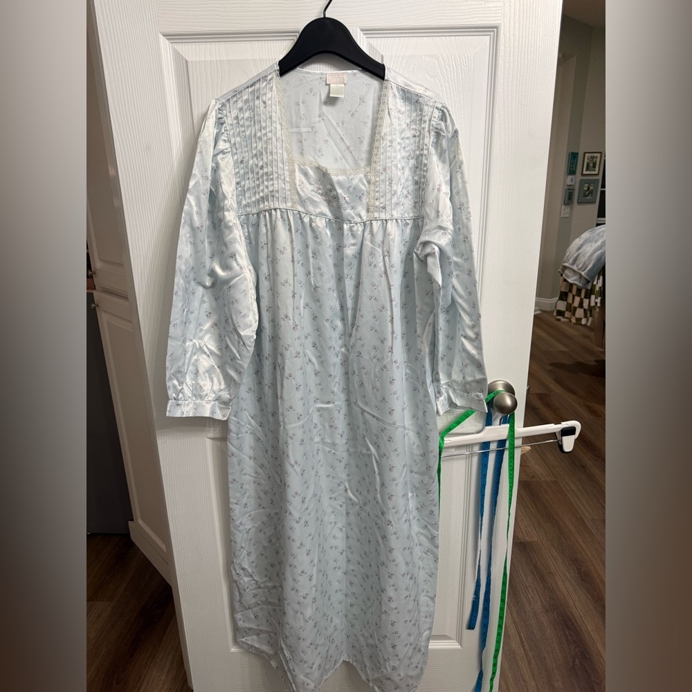 Aria by Komar Satin Floral Nightgown Cottagecore Grannycore L Pintuck Embroidery